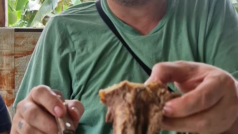 🇵🇭 Expat in the Philippines: Check Out the Creamy Bone Marrow in This Bulalo! 🍲🦴