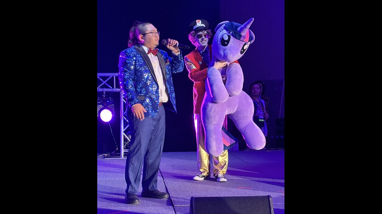 “What Should I do Twilight” - Tuo Li Live At Burning Mare featuring Liam Keel holding Twilight.