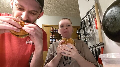 Popeyes Pickle Glaze Chicken Sandwich and Pickle Lemonade Taste Test