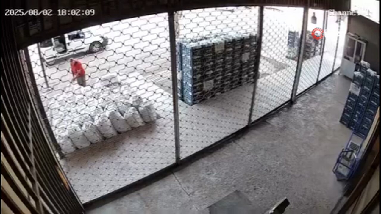 Bir çuval sebzeyi arabasına atıp gitti