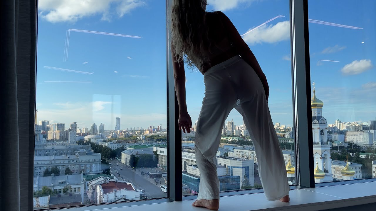 Tais Vlog : Art Performance by the Window