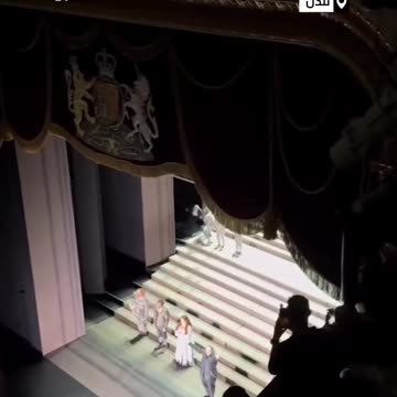 British actor raises the Palestinian flag inside the "Royal Opera House" in London