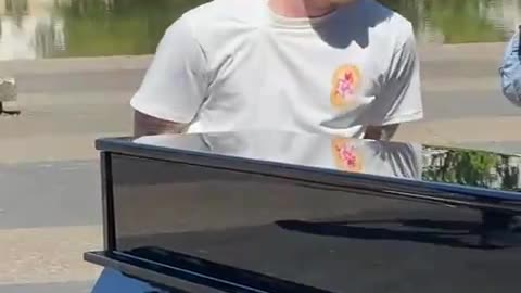 Ed Sheeran sings on the street live