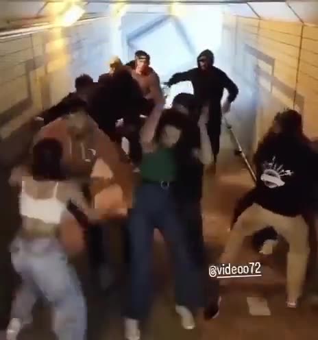 3 meiden rammen 8 mannen neer - #meiden #rammen #mannen