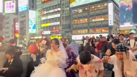 A Unique Celebration: Joyful Moments in the City! 🎉👰‍♂️
