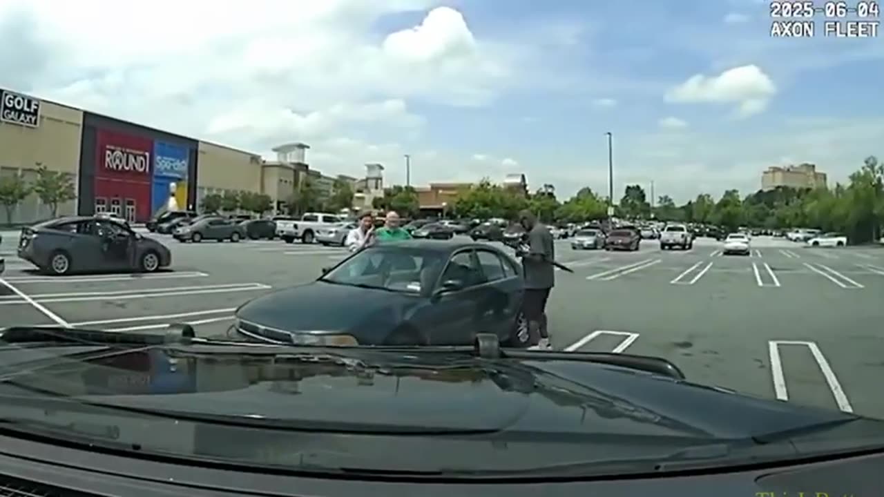 Bodycam| Cops rescure two kids in car