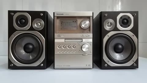 🎶✨ We brought back the atmosphere of the good old days with a classic music player that pulsates