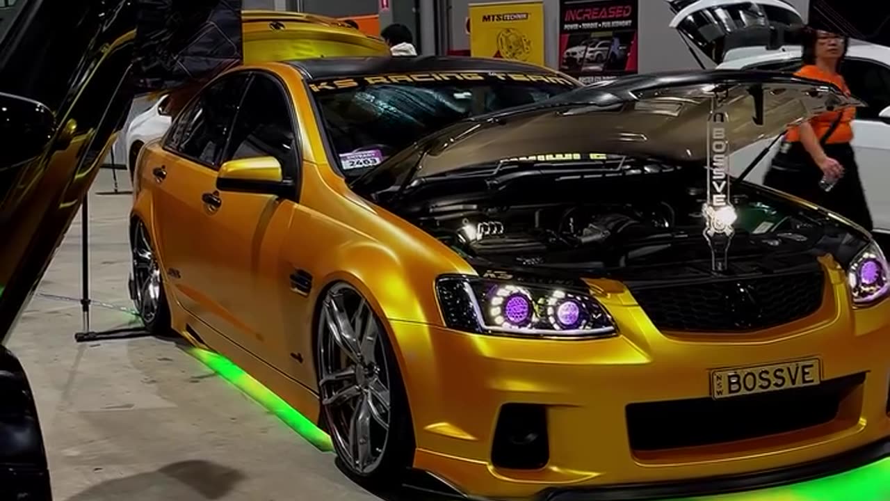 Holden Commodore SS-V VE - Custom LED Car Bonnet / Hood Holder Prop video showcase! 🚗🔧🔆