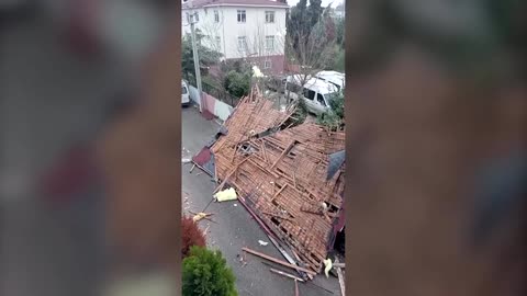 Strong winds tear roofs off buildings in northwestern Turkey
