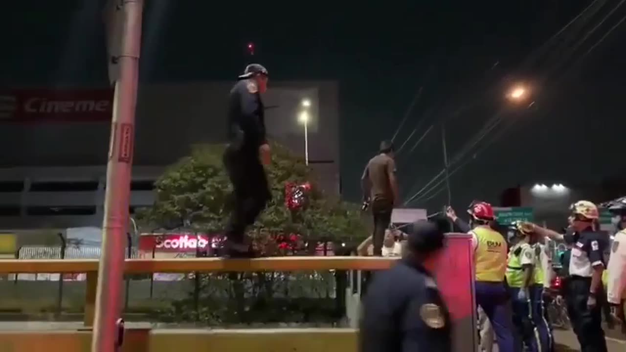 A police officer in Mexico prevents someone's suicide - SAVE OF THE YEAR!!!