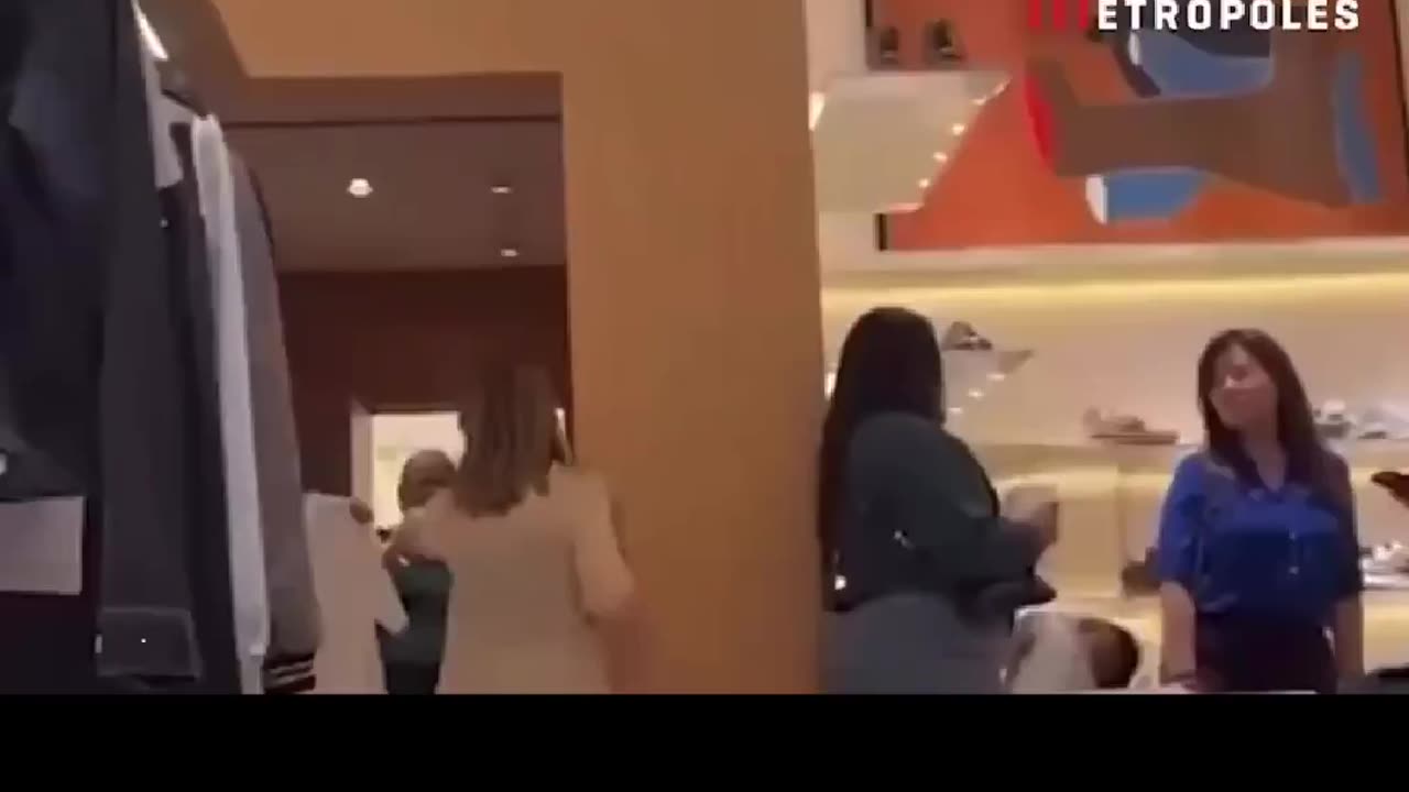 Soraya Thronicke (Podemos-MS),relatora da comissão que investiga o setor de apostas online, fazendo compras em uma loja de luxo nos Estados Unidos,acompanhada de Silvio Assis, lobista conhecido nos bastidores de Brasília e acusado de extorquir empresas