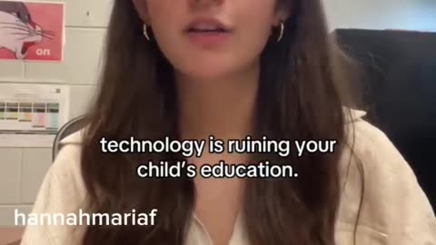 10th grade teacher Hannah María leaving the profession says kids can no longer read