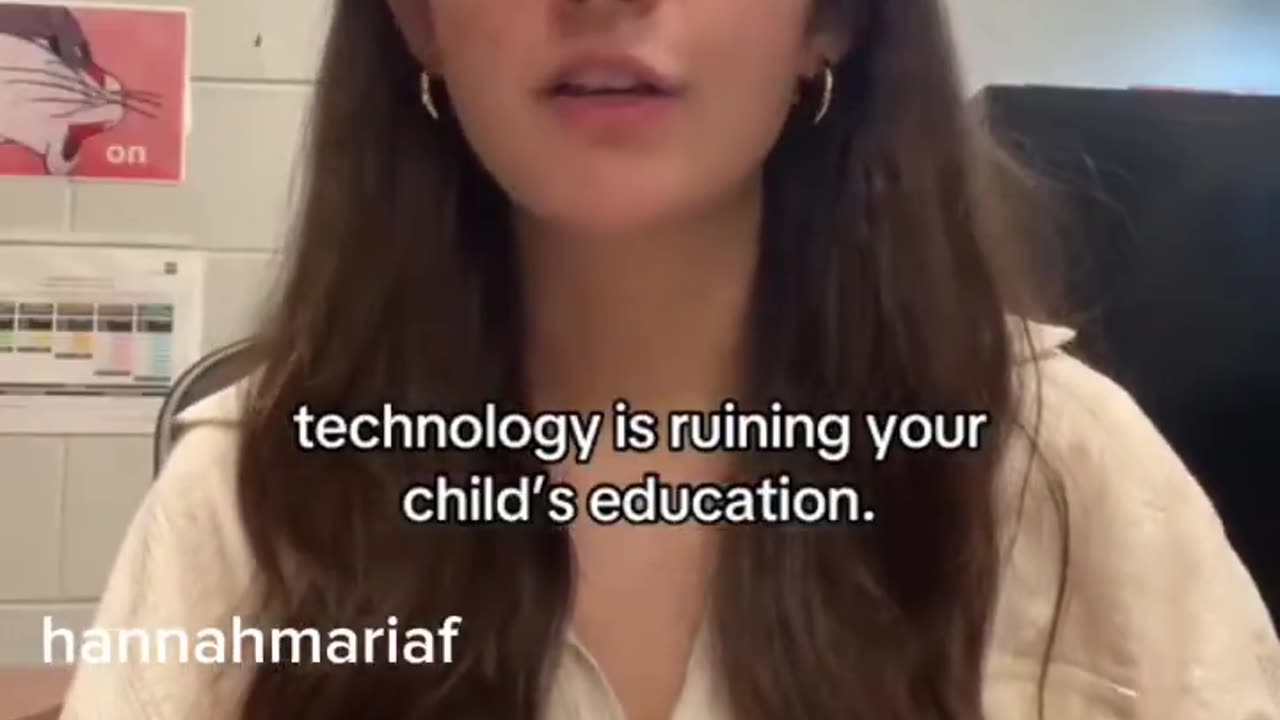10th grade teacher Hannah María leaving the profession says kids can no longer read