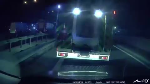 Nagrania w którym widać, jak samochód ciężarowy z impetem uderza w samochód strażacki.