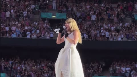 Taylor swift - who’s afraid of little old me (the eras tour London night 3)