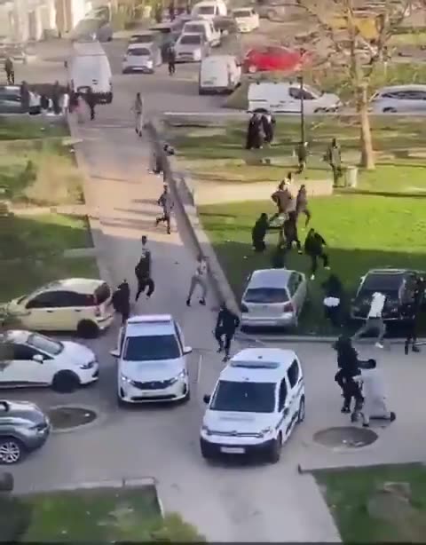 🇫🇷 SAINT-DENIS: DUE SQUADRE DELLA POLIZIA MUNICIPALE ATTACCATE VIOLENTEMENTE
