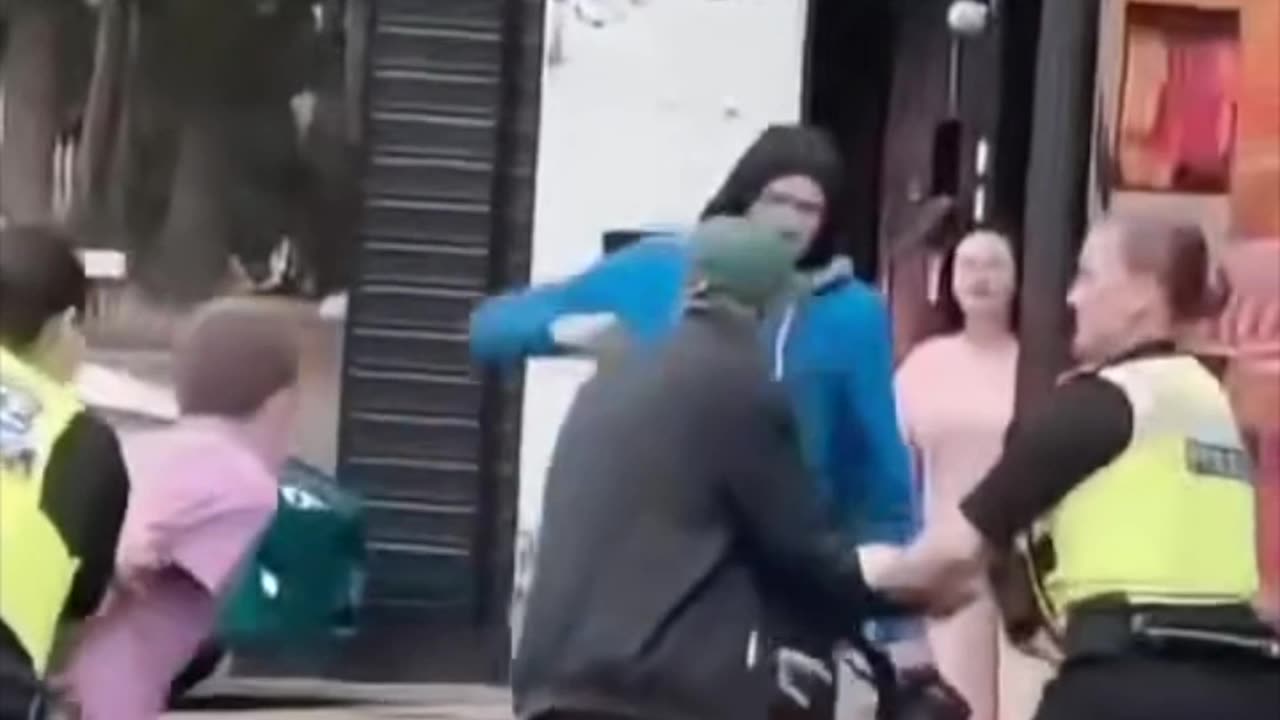 Heroic Good Samaritan Rescues Cops in Need... 🤪