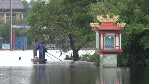 Typhoon Kalmaegi hits Vietnam after killing over 100 in Philippines