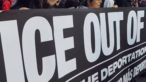 Demócratas y republicanos le dan MILES DE MILLONES de dólares a ICE.