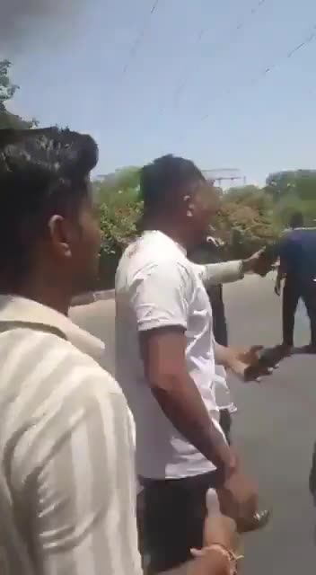 I vemti i mbijetuar nga rrëzimi i avionit në Indi shkon vetë drejt autoambulancës