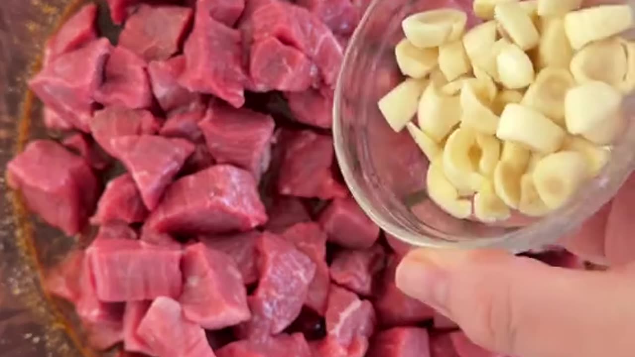 Tender Juicy Beef and Pearl Onion StewTender