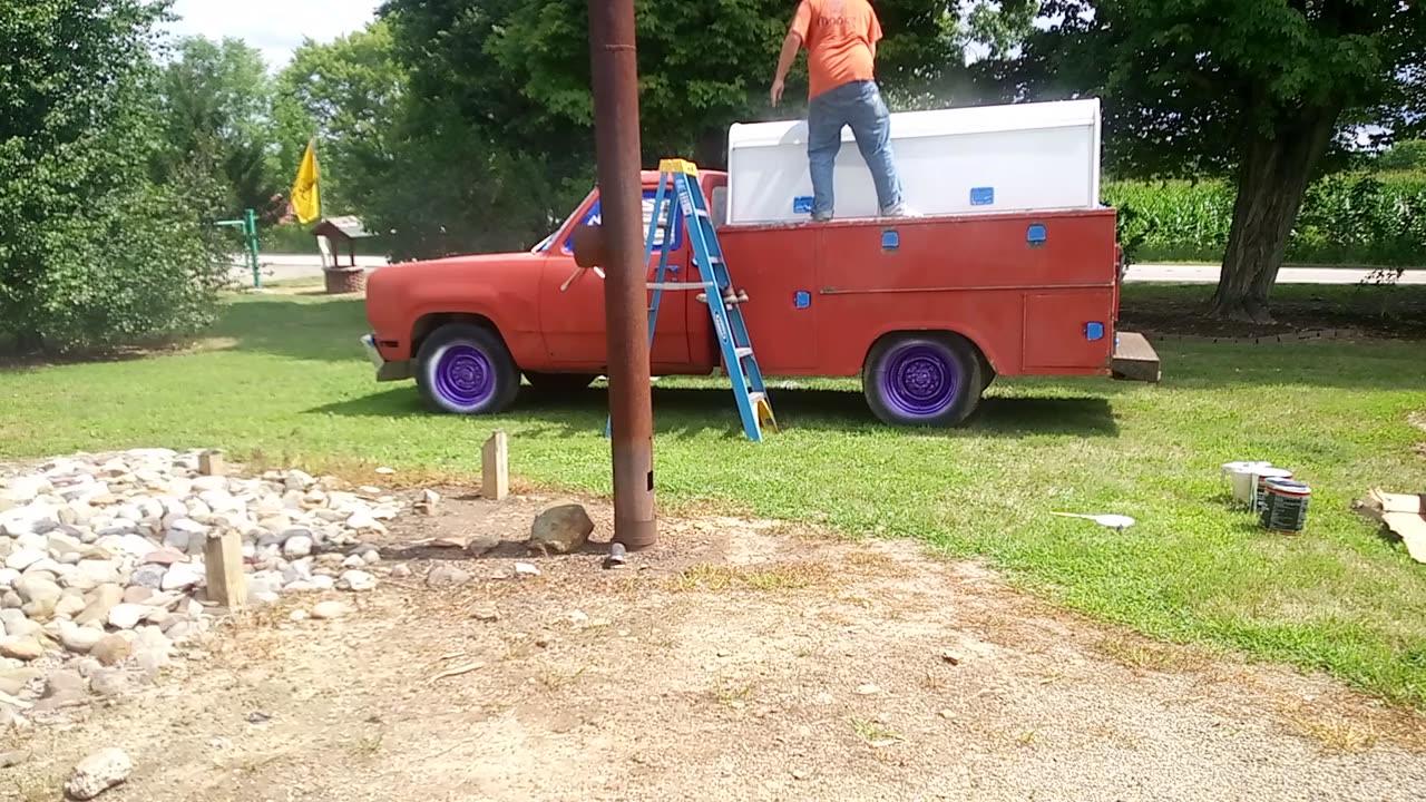 Primering roof of a service truck
