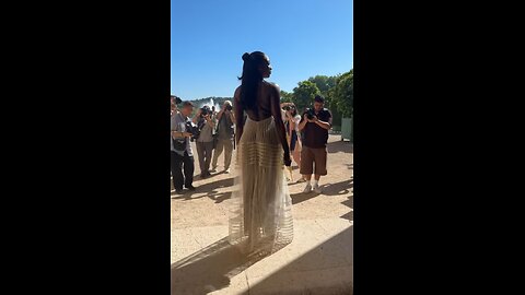 Aya Nakamura en robe Jacquemus blanche reine durant la Fashion week aux jardins de L'orangerie du