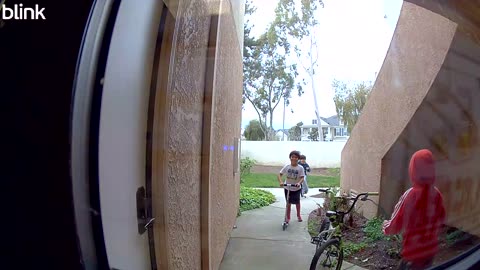 Kids' Knocking Prank Backfires