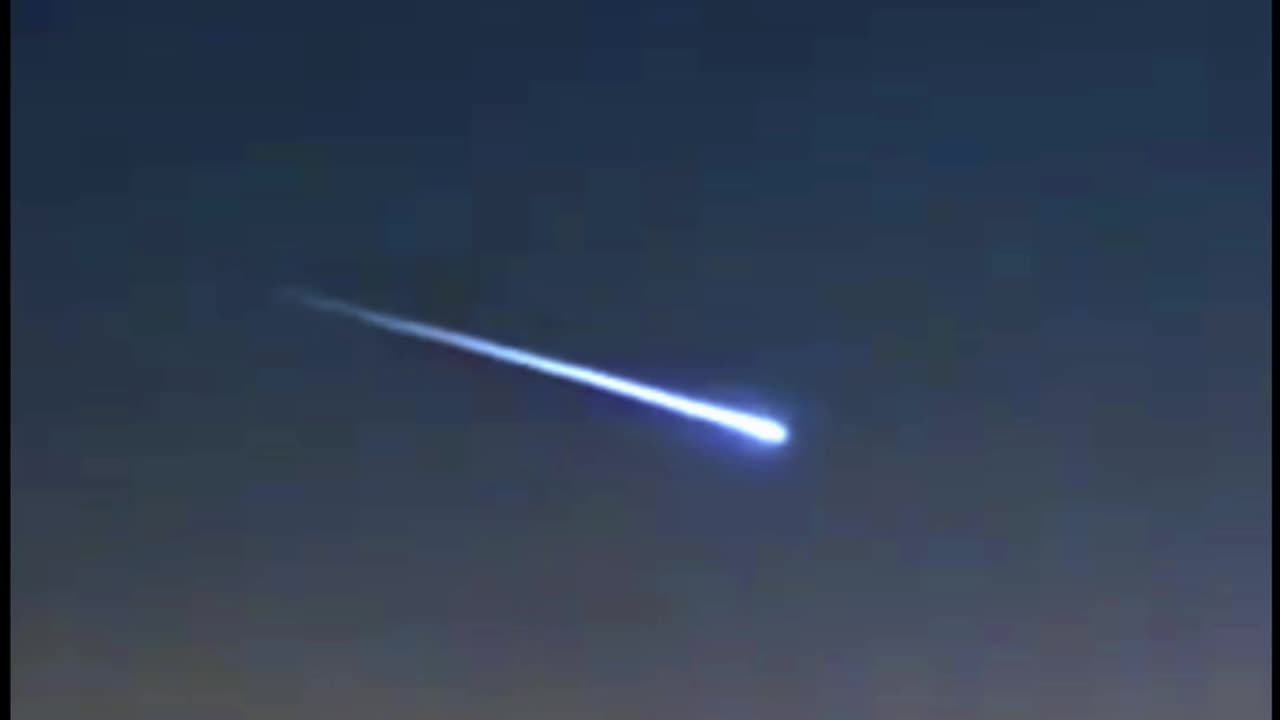UFO deflects meteorite in Mexico? It mysteriously changes trajectory when a UFO appears.