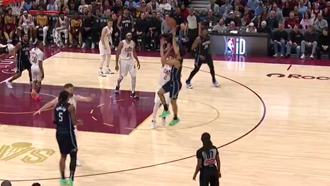 NBA - Caleb Houstan hits the insane runner to beat the shot clock 😳