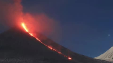 Pacific Quake Triggers Klyuchevskoy Volcano Eruption in Russia’s Far East