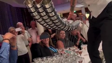 The Ultimate Bar Trick Showdown! 🍸🔥#BartenderGoals 🍸 #BarShow 🎭 #EpicPour 🌀 #CocktailMagic ✨