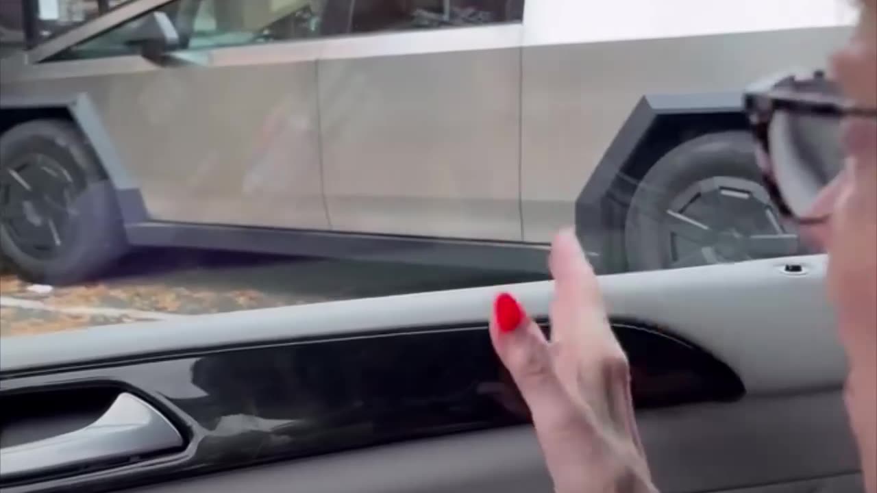 A esta abuelita no le gusta Tesla