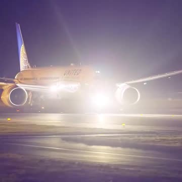 Takeoff of Boeing 787 United Airlines N24972 towards San Francisco