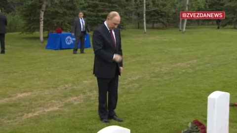 🇷🇺 After his meeting with TRUMP, Putin laid flowers at the graves of Soviet pilots in Alaska