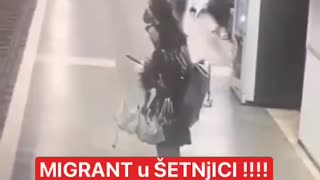 Imigrant podczas swobodnego spaceru bije kobietę.