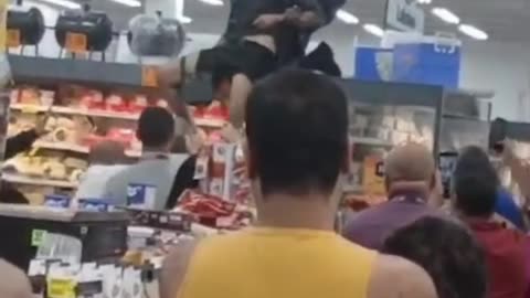 Homem invade supermercado no RJ tentando fugir, mas acaba sendo capturado