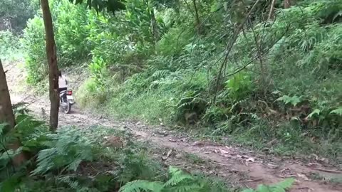 A girl rescue a jeep from river
