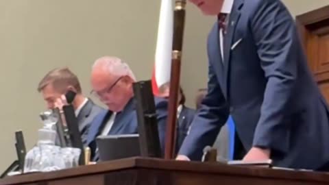 Poseł @DariuszMatecki przywitał marszałka Hołownię w Sejmie po wyborach prezydenckich.