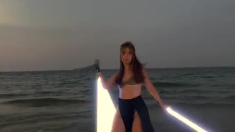 Siempre me llevo a mis hijas a la playa 😊 || son de @sabertheory #starwars #starwarsfan #fyp #foryo