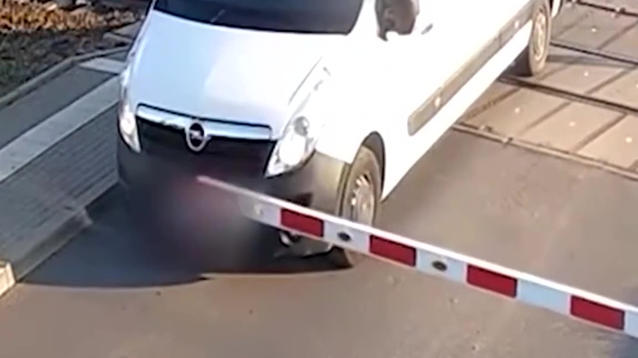 🚨 قبل الكارثة بثوانٍ: اصطدام قطار بسيارة على السك