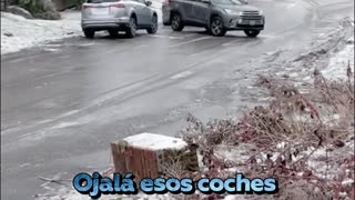 Conductor pierde el control en el hielo y pasa esto