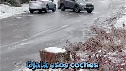 Conductor pierde el control en el hielo y pasa esto