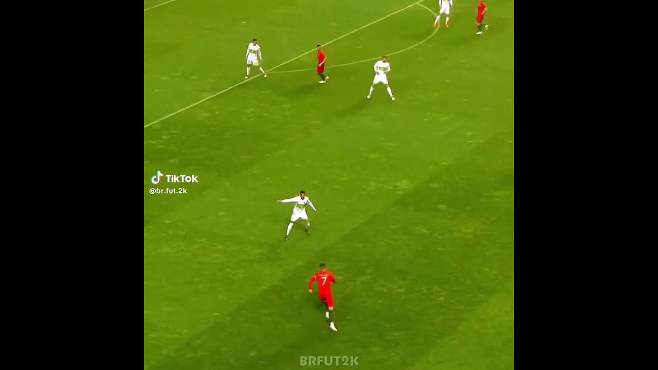 Ronaldo dribbles
