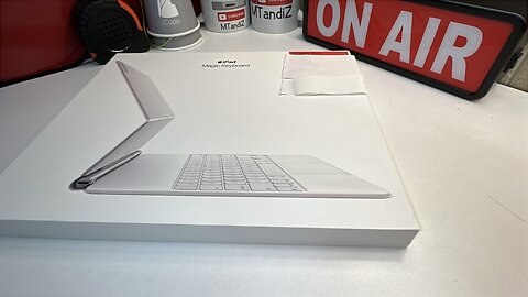 Look at UnBoXing Apple Magic Keyboard for iPad Air 13" M2 White Model: MJQL3LL/A SKU: 6340386