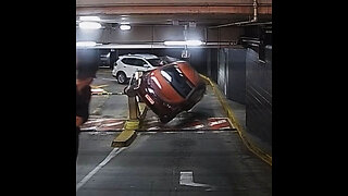 Mujer confunde pedales y provoca accidente en Canadá
