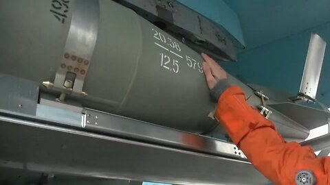 Russian Su-34 DESTROY ENEMY Command Post in Kherson with FAB-500 Guided Bomb