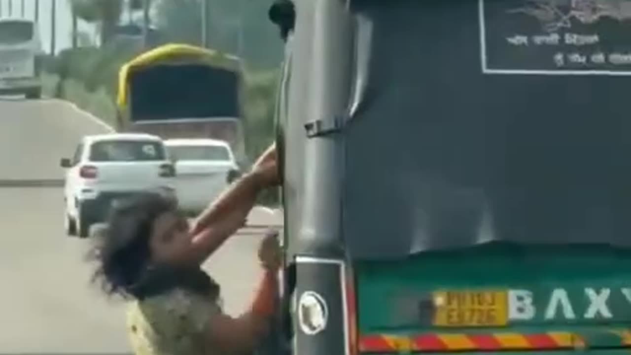 VIDEO: Thugs in an auto... What did the woman do?