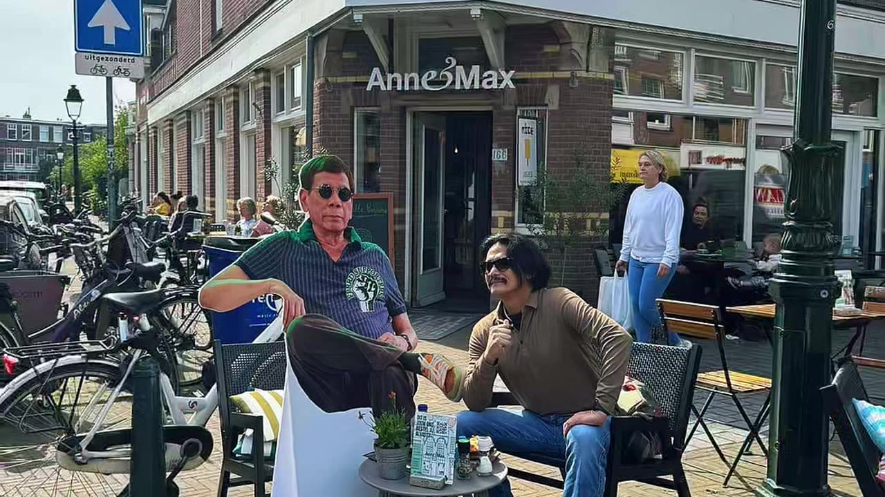 DDS fanatics worshipping Duterte standee