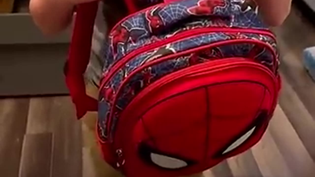 Shocking: US mother shows son what to do during a school shooting
